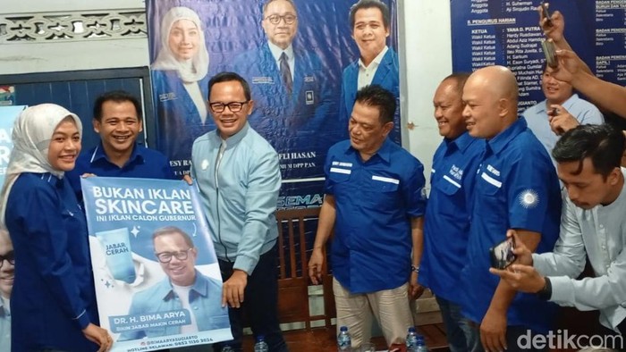 Bima Arya saat mengunjungi sekretariat DPD PAN Ciamis di Jalan Ir H Juanda.