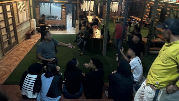 BNN saat merazia kafe di Banda Aceh (Foto: Dok. BNNP Aceh)