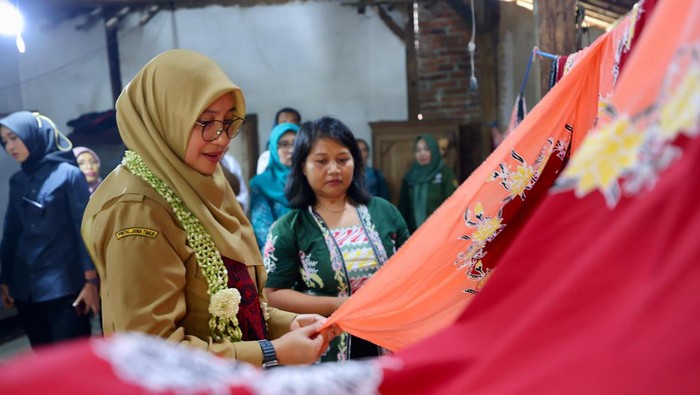 Bupati Banyuwangi Ipuk Fiestiandani saat meninjau sentra Batik Kinnara Kinnari.