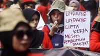 Akibat aksi buruh itu, Jalan Dr Wahidin ditutup kendaraan dari arah Lapangan Banteng menuju Jalan Gunung Sahari dialihkan ke Jl Lapangan Banteng Timur, situasi lalu lintas terpantau tersendat di sekitar Lapangan Banteng.  
