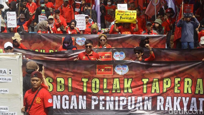 Buruh Turun ke Jalan, Desak Tapera Dibatalkan Aksi menolak Tabungan Perumahan Rakyat (Tapera) digelar di depan Kantor Kemenkeu. Aksi ini dilakukan oleh gabungan organisasi buruh.