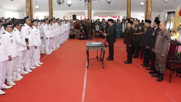 Cak Fauzi mengukuhkan dan menyerahkan Surat Keputusan Perpanjangan Masa Jabatan 300 kepala desa