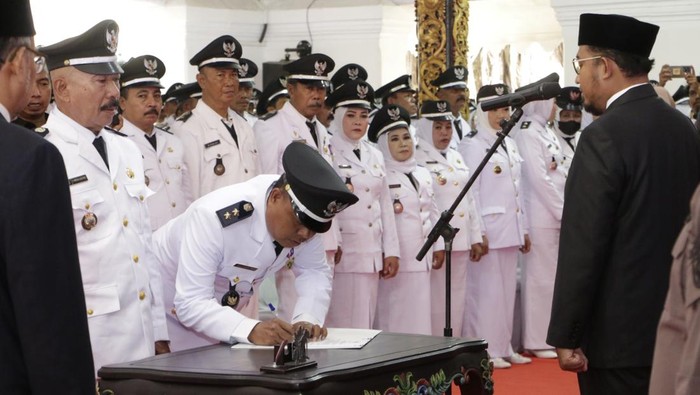 Cak Fauzi mengukuhkan dan menyerahkan Surat Keputusan Perpanjangan Masa Jabatan 300 kepala desa