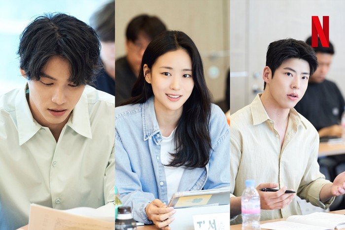 Aktor dan aktris pemeran drama Korea Can This Love Be Translated di sesi pembacaan naskah pertama.