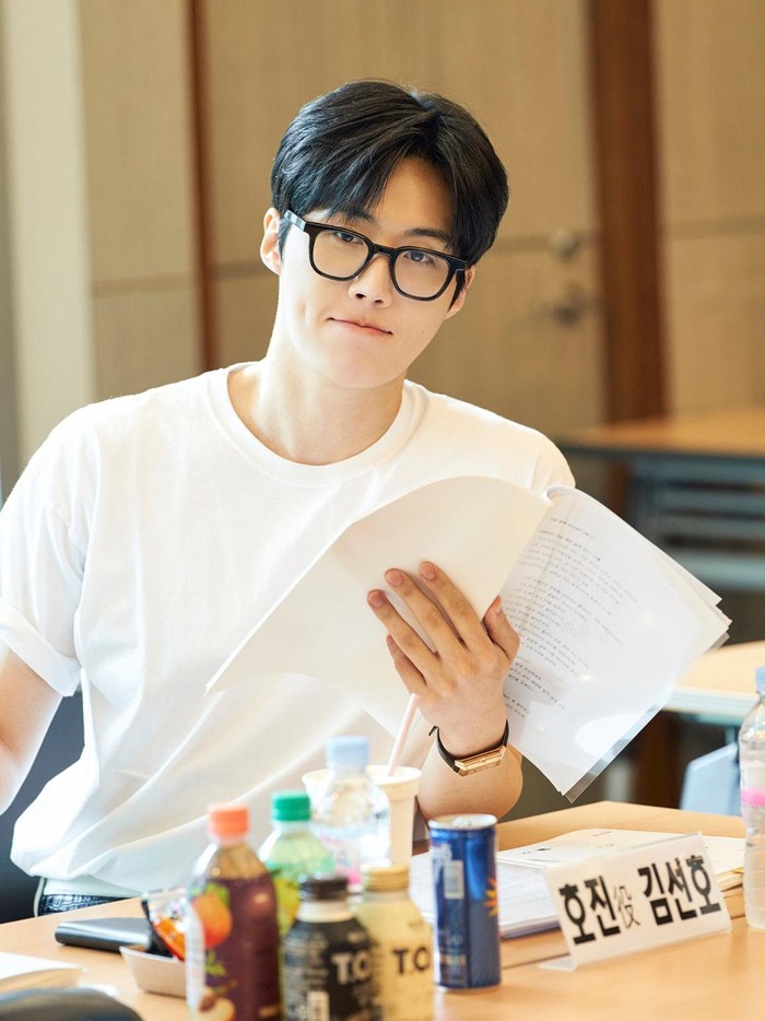 Aktor dan aktris pemeran drama Korea Can This Love Be Translated di sesi pembacaan naskah pertama.