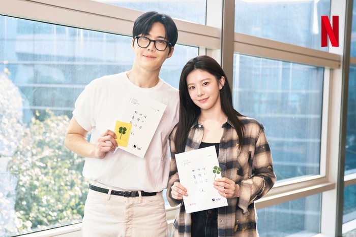 Aktor dan aktris pemeran drama Korea Can This Love Be Translated di sesi pembacaan naskah pertama.