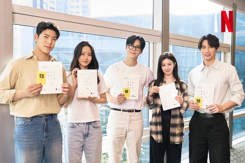 Aktor dan aktris pemeran drama Korea Can This Love Be Translated di sesi pembacaan naskah pertama.