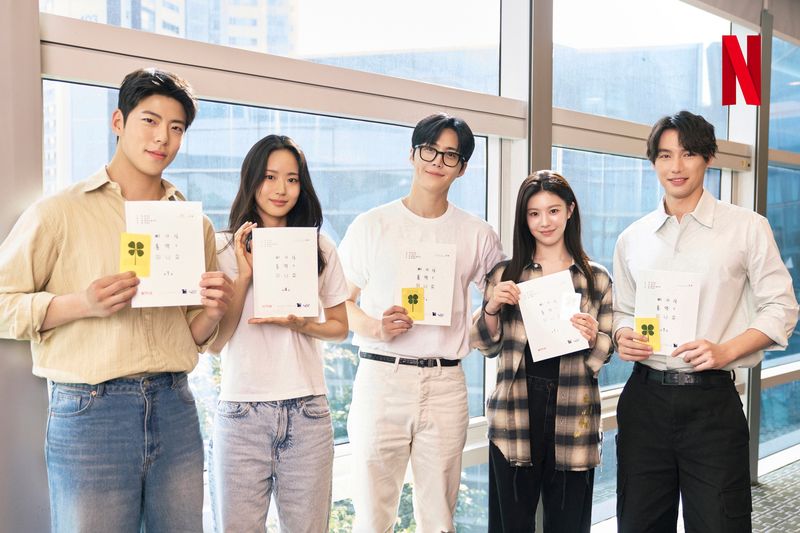 Aktor dan aktris pemeran drama Korea Can This Love Be Translated di sesi pembacaan naskah pertama.