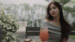 Cantiknya Frislly Herlind, Jadi Host Acara Kuliner hingga Santai di Kafe