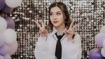 Cantiknya Frislly Herlind, Jadi Host Acara Kuliner hingga Santai di Kafe