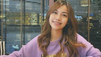 Pemain film Nagih Janji Cinta ini hendak menyantap makanan Jepang. Di hadapannya sudah terlihat sushi dan gyoza yang menggugah selera. Foto: Instagram itsme.frisllyherlind
