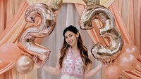 Tahun 2022, Frislly merayakan ulang tahun dengan meriah. Ia mendapat kejutan kue ulang tahun warna pink tema komidi putar. Foto: Instagram itsme.frisllyherlind