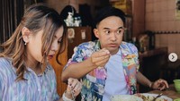 Frislly ternyata pernah jadi pembawa acara Bikin Laper di Trans TV. Ini aksinya saat hendak makan soto bareng Anwar BAB. Foto: Instagram itsme.frisllyherlind