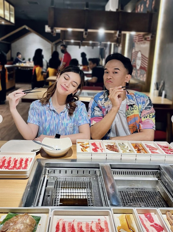 Cantiknya Frislly Herlind, Jadi Host Acara Kuliner hingga Santai di Kafe Cantiknya Frislly Herlind, Jadi Host Acara Kuliner hingga Santai di Kafe