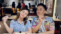 Selain soto, ia dan Anwar BAB juga mencicipi hidangan daging panggang. Beragam beef slice sudah ada di hadapannya. Foto: Instagram itsme.frisllyherlind