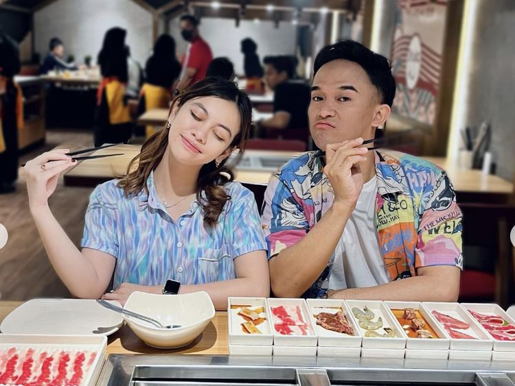 Cantiknya Frislly Herlind, Jadi Host Acara Kuliner hingga Santai di Kafe