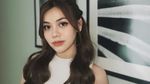 Cantiknya Frislly Herlind, Jadi Host Acara Kuliner hingga Santai di Kafe