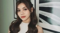 Wanita 25 tahun ini eksis di Instagram dengan lebih dari 744 ribu followers. Ia sering membagikan momen seru dalam kesehariannya. Foto: Instagram itsme.frisllyherlind