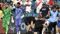 Diberitakan GOAL, Panjoj segera dilarikan ke pusat perawatan setelah insiden tersebut. Suhu di arena permainan disebut mencapai 37 derajat celcius. (Foto: AP/Reed Hoffmann)
