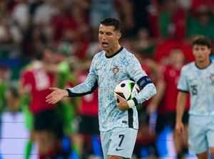 Ngeri! Momen Ronaldo Nyaris Ketiban Fans dari Tribune