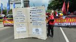 Potret Buruh Demo Tolak Tapera di Patung Kuda