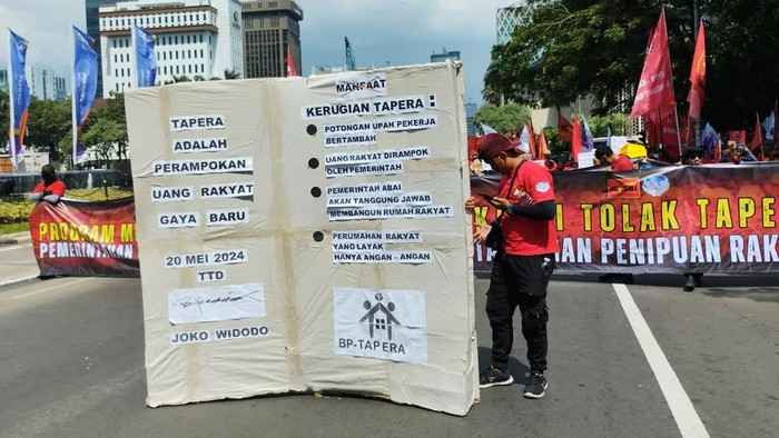 Gerakan Buruh bersama Rakyat (Gebrak) menggelar demo menolak Tabungan Perumahan Rakyat (Tapera) hari ini. Aksi ini dilakukan di kawasan Patung Kuda, Jakarta Pusat, Kamis (28/6/2024)