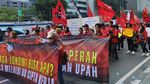 Potret Buruh Demo Tolak Tapera di Patung Kuda