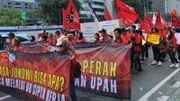 Massa juga membawa sejumlah spanduk yang berisi tuntutan.