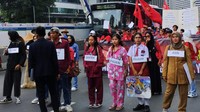 Massa yang menggelar aksi ini merupakan gabungan dari serikat buruh seperti Konfederasi Kongres Aliansi Serikat Buruh Indonesia (KASBI), Konfederasi Persatuan Buruh Indonesia (KPBI), Konfederasi Serikat Nasional (KSN), Sentral Gerakan Buruh Nasional (SGBN), Serikat Pekerja Media dan Industri Kreatif untuk Demokrasi (SINDIKASI), hingga Ketua Serikat Pekerja Angkutan Indonesia (SPAI).  