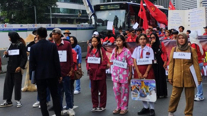 Demo Tolak Tapera Gerakan Buruh bersama Rakyat (Gebrak) menggelar demo menolak Tabungan Perumahan Rakyat (Tapera) hari ini. Aksi ini dilakukan di kawasan Patung Kuda, Jakarta Pusat, Kamis (28/6/2024)