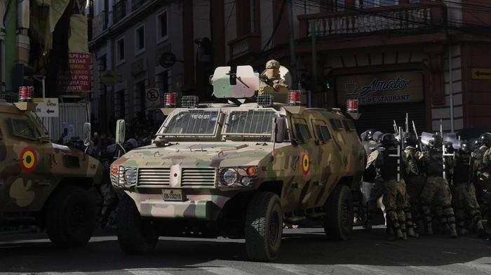 Detik-detik Tentara Bolivia Serbu Istana Presiden Lancarkan Kudeta Military police take over Plaza Murillo in La Paz, Bolivia, Wednesday, June 26, 2024. Armored vehicles rammed into the doors of Bolivia's government palace Wednesday as President Luis Arce said the country faced an attempted coup. (AP Photo/Juan Karita)