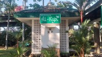 Bagi masyarakat yang haus atau lapar, jangan khawatir di pinggiran hutan kota ini juga terdapat warung-warung kecil yang menjual berbagai minuman dan makanan. Jadi tempat ini begitu lengkap, secara fasilitasnya pun terdapat toilet dan juga mushola di dekat pintu masuk hutan kota.  