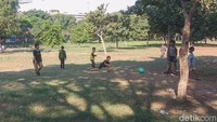 Walaupun di jalanan begitu terik namun ketika berada di dalam hutan kota ini tidak terasa begitu menyengat, pepohonan yang rimbun dan tinggi menjulang lah yang menjadi penangkalnya. Dengan banyaknya masyarakat yang jogging atau jalan santai, di area lain dengan hamparan rumput yang luas anak-anak dengan serunya bermain sepakbola.  
