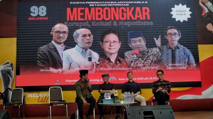 Ekonom, Faisal H. Basri (kedua kiri), Managing Director PEPS (Political Economy and Policy Studies, Anthony Budiawan (kedua kanan), Aktivis 98, Ray Rangkuti (kiri) dan moderator Fauzan Lutha menjadi pembicara dalam diskusi publik bertajuk Membongkar Korupsi, Kolusi dan Nepotisme (KKN) di Jakarta, Rabu (26/06/2024).