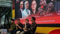 Diskusi ini membahas praktik KKN yang marak pada era pasca-reformasi.