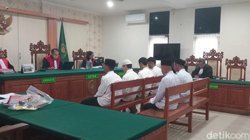 Enam pesilat PSHT itu dituntut hukuman 17 tahun bui saat sidang di PN Denpasar, Kamis (27/6/2024). (Aryo Mahendro/detikBali).