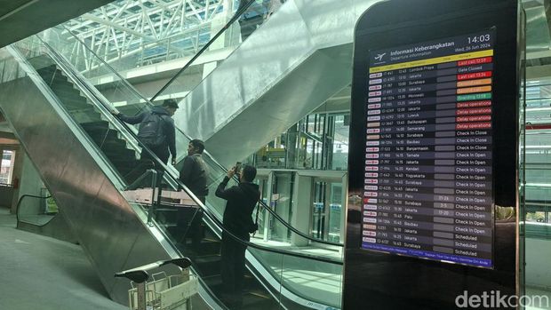 Eskalator ke terminal keberangkatan baru di Bandara Sultan Hasanuddin
