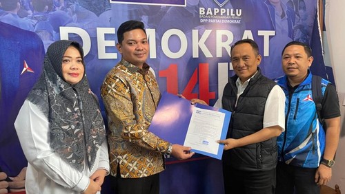 etua Bappilu DPP Demokrat, Andi Arief, menyerahkan surat tugas kepada Muhammad Putera Ferryandi untuk maju Pilbup Bima 2024 di Jakarta, Kamis, (27/6/2024). (Dok Pribadi Abdul Rauf)