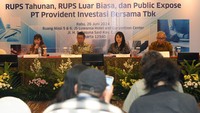 Presiden Direktur PT Provident Investasi Bersama Tbk (PALM) Tri Boewono (kiri) bersama Direktur PALM Ellen Kartika (tengah), dan Direktur PALM Budianto Purwahjo (kanan), saat sesi Public Expose Tahunan Perseroan yang berlangsung di JS Luwansa Hotel and Convention Center, Jakarta. 