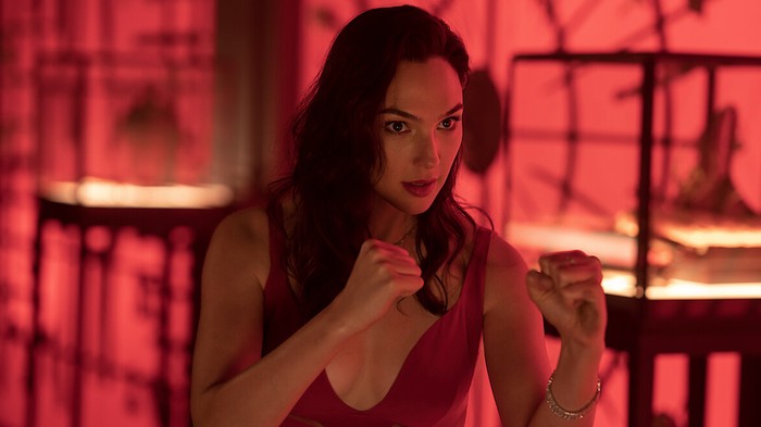 Cuplikan adegan Gal Gadot di Red Notice.
