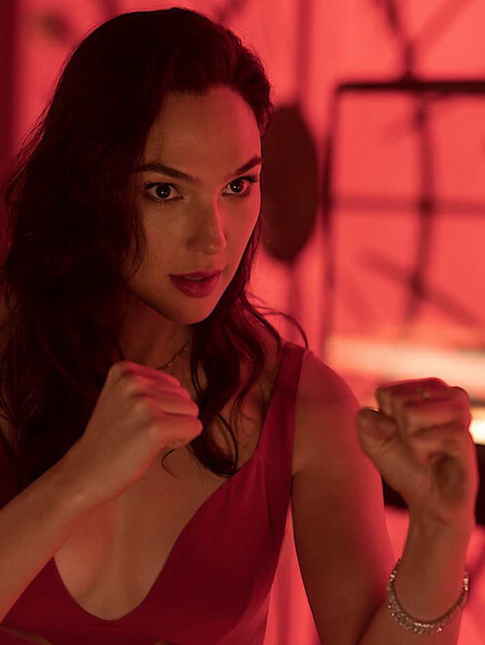 Gal Gadot Cuplikan adegan Gal Gadot di Red Notice.