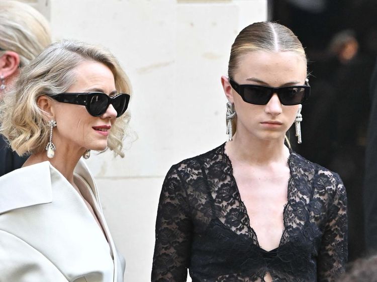 7 Transformasi Kontroversial Anak Naomi Watts yang Jadi Transgender di Usia 16