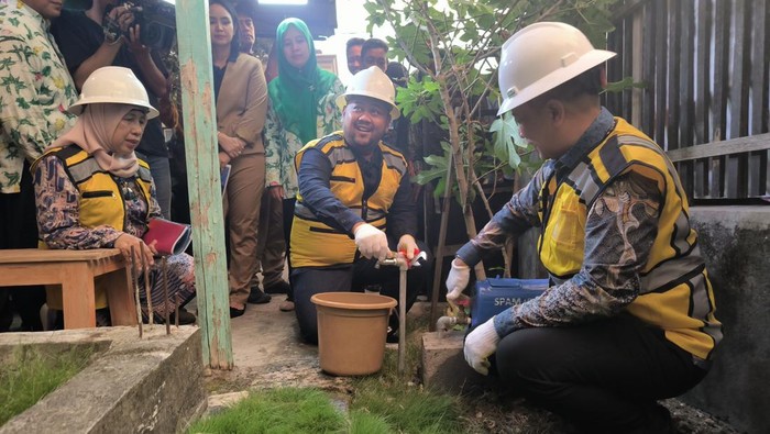 Gus Yani membuka kran air Umbulan Perumda Giri Tirta di salah satu rumah warga