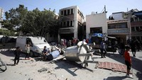 Warga Palestina memeriksa kerusakan di sekolah Abdulfattah Hamoud tempat para pengungsi berlindung, menyusul serangan Israel, di tengah konflik Israel-Hamas, di Kota Gaza, 25 Juni 2024. Mereka memeriksa barang-barang hancur yang tersebar di halaman sekolah.