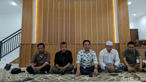 Herman Sorenggana saat memberi keterangan pers di Ponpes Al-Aziziyah, Kamis petang (27/6/2024). (Ahmad Viqi/detikBali)
