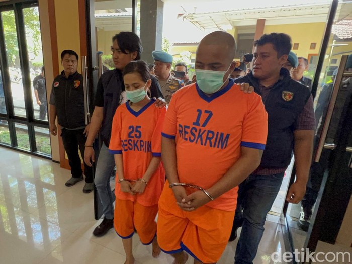 Ibu kandung dan ayah tiri balita yang disiksa hingga tewas dikubur di samping rumah di Kediri telah menjadi tersangka.