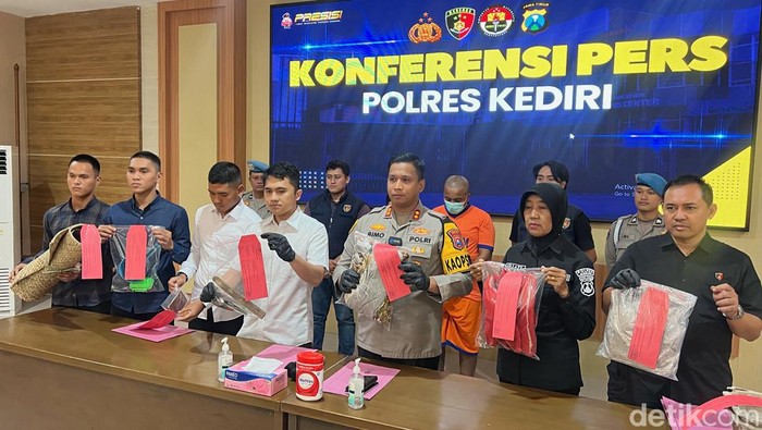 Ibu kandung dan ayah tiri balita yang disiksa hingga tewas dikubur di samping rumah di Kediri telah menjadi tersangka.
