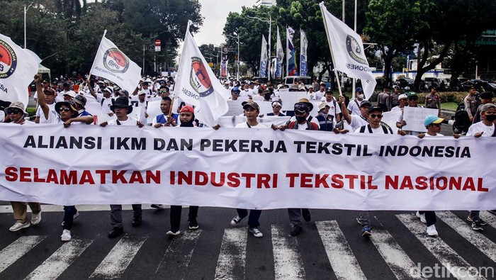 Industri Tekstil Tolak Kebijakan Impor yang Pro Asing Massa dari Aliansi Industri Kecil Menengah (IKM) dan Pekerja Tekstil Indonesia menggelar aksi di kawasan Patung Kuda, Jakarta, Kamis (27/6/2024). Aksi tersebut untuk memprotes banyaknya pabrik tekstil yang gulung tikar hingga membuat para pekerja kehilangan pekerjaan karena kebijakan impor yang tidak sehat. Mereka menuntut pemerintah berpihak kepada produk dalam negeri dan menolak segala bentuk intervensi negara asing terhadap kebijakan pasar domestik.