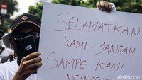 Massa juga membawa sejumlah poster tuntutan.
