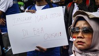 Salah satu poster yang dibawa bertuliskan Tangkap mafia Impor di Bea Cukai.